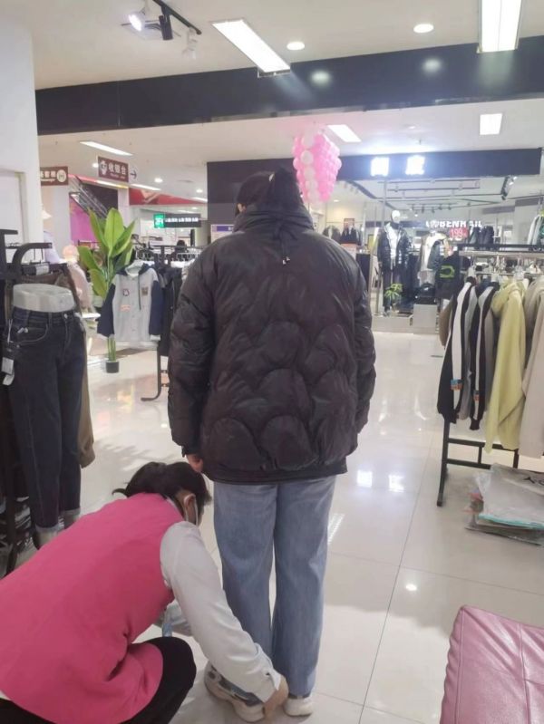 【新时代商厦宝龙店】企业文化践行者（16）为顾客解决实际问题
